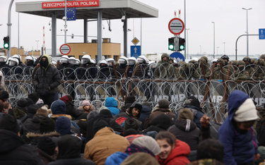Imigranci na przejściu granicznym w Kuźnicy