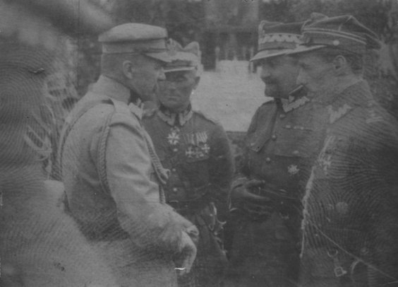 Marszałek Józef Piłsudski podczas rozmowy z oficerami. Od prawej: NN, gen. Tadeusz Rozwadowski, gen.