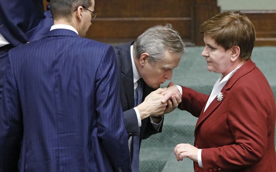 Beata Szydło zdecydowała o specjalnych nagrodach dla ministrów. Teraz już ich nie otrzymują