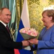Prezydent Rosji Władimir Putin wręczył kanclerz Niemiec Angeli Merkel bukiet kwiatów