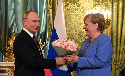 Prezydent Rosji Władimir Putin wręczył kanclerz Niemiec Angeli Merkel bukiet kwiatów