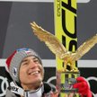 Kamil Stoch w Bischofshofen z nagrodą za zwycięstwo w 65. Turnieju Czterech Skoczni.