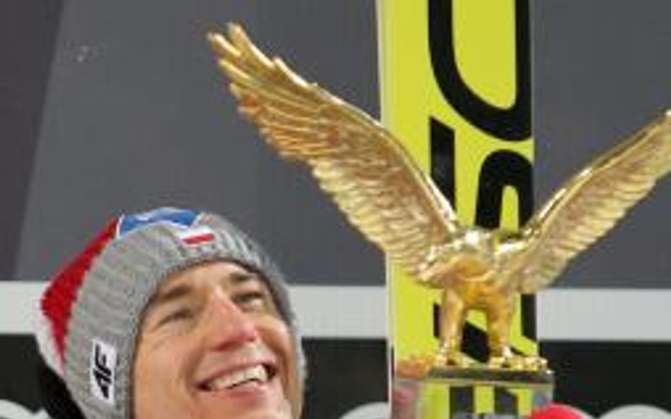 Kamil Stoch w Bischofshofen z nagrodą za zwycięstwo w 65. Turnieju Czterech Skoczni.