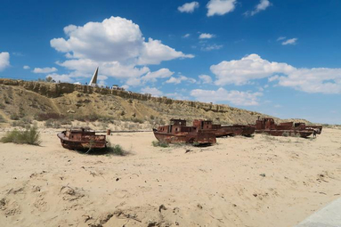 Mujnak – dawny port nad Jeziorem Aralskim. Obecnie cmentarzysko statków na skraju pustyni Aral-kum.