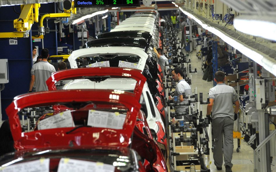 Motoryzacja bije rekordy, ale produkcja aut spada