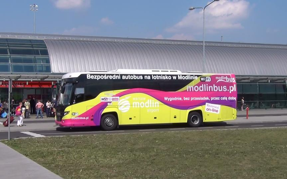 ModlinBus przed lotniskiem w Modlinie