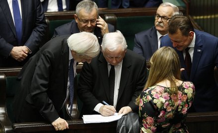 Tuż przed rozpoczęciem inauguracyjnego posiedzenia Sejmu IX kadencji Katarzyna Piekarska z KO zbiera