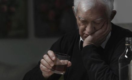 Zdaniem ekspertów przyczyną wzrostu samobójstw wśród osób starszych jest pustka związana z przejście