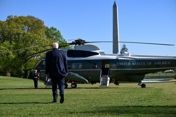 Donald Trump w drodze do prezydenckiego śmigłowca Marine One