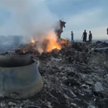 Płonące szczątki Boeinga na polu w pobliżu wsi Hrabowe