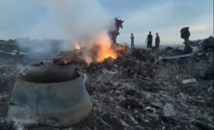 Płonące szczątki Boeinga na polu w pobliżu wsi Hrabowe