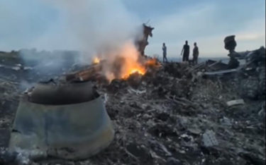 Płonące szczątki Boeinga na polu w pobliżu wsi Hrabowe
