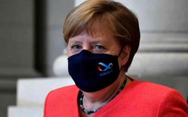 Merkel po raz pierwszy pokazała się w masce