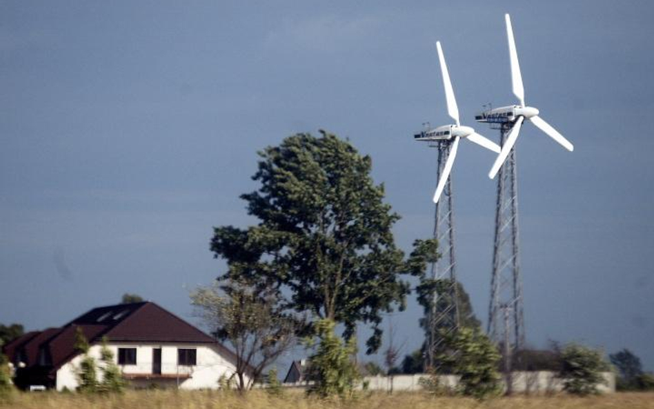 <Elektrownie wiatrowe to ciągle drogie inwestycje, chociaż ci, którzy zdecydują się na nie, mogą sko