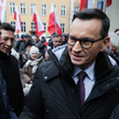 Były premier, poseł PiS, Mateusz Morawiecki przed wejściem do Prokuratury Okręgowej w Warszawie