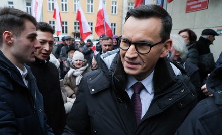 Były premier, poseł PiS, Mateusz Morawiecki przed wejściem do Prokuratury Okręgowej w Warszawie