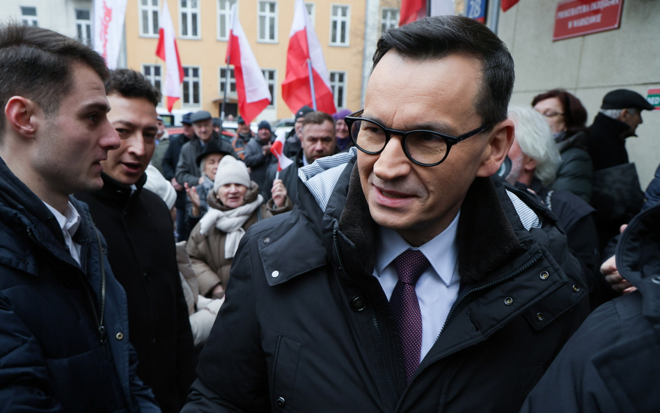 Były premier, poseł PiS, Mateusz Morawiecki przed wejściem do Prokuratury Okręgowej w Warszawie