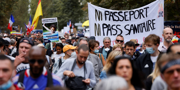 Paryż: wielkie protesty przeciw paszportom covidowym