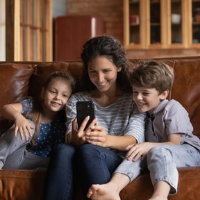 U niemowląt spędzających więcej czasu przed ekranem zauważono przyspieszone dojrzewanie sieci mózgow