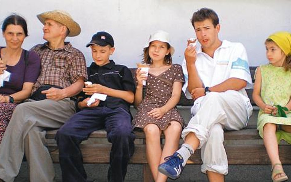 Rodzina Krupskich. Od lewej: Tomek, Joanna, Janusz, Łukasz, Marysia, Piotr, Tereska, Paweł, Jaś