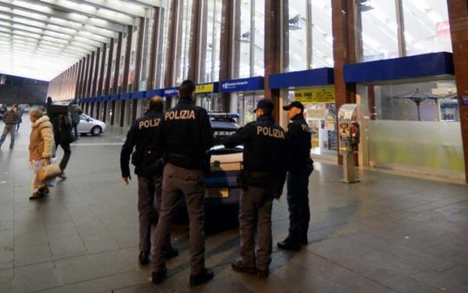 Rzymski dworzec Termini. Od kiedy media nagłośniły pedofilski skandal, pojawiło się więcej patroli p