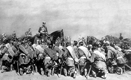Car Mikołaj II wizytuje swoje wojska podczas I wojny światowej, 1915 r.