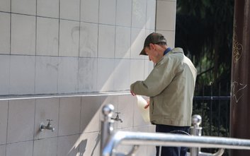 Dla wielu mieszkańców butelka napełniona w osiedlowej studni stała się codziennym rytuałem