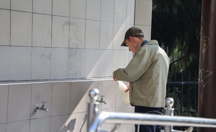 Dla wielu mieszkańców butelka napełniona w osiedlowej studni stała się codziennym rytuałem