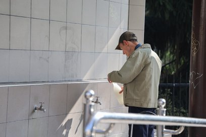 Dla wielu mieszkańców butelka napełniona w osiedlowej studni stała się codziennym rytuałem