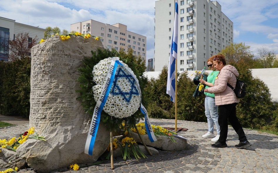 Obchody 83. rocznicy powstania w getcie warszawskim. Obelisk na Kopcu Anielewicza w Warszawie.