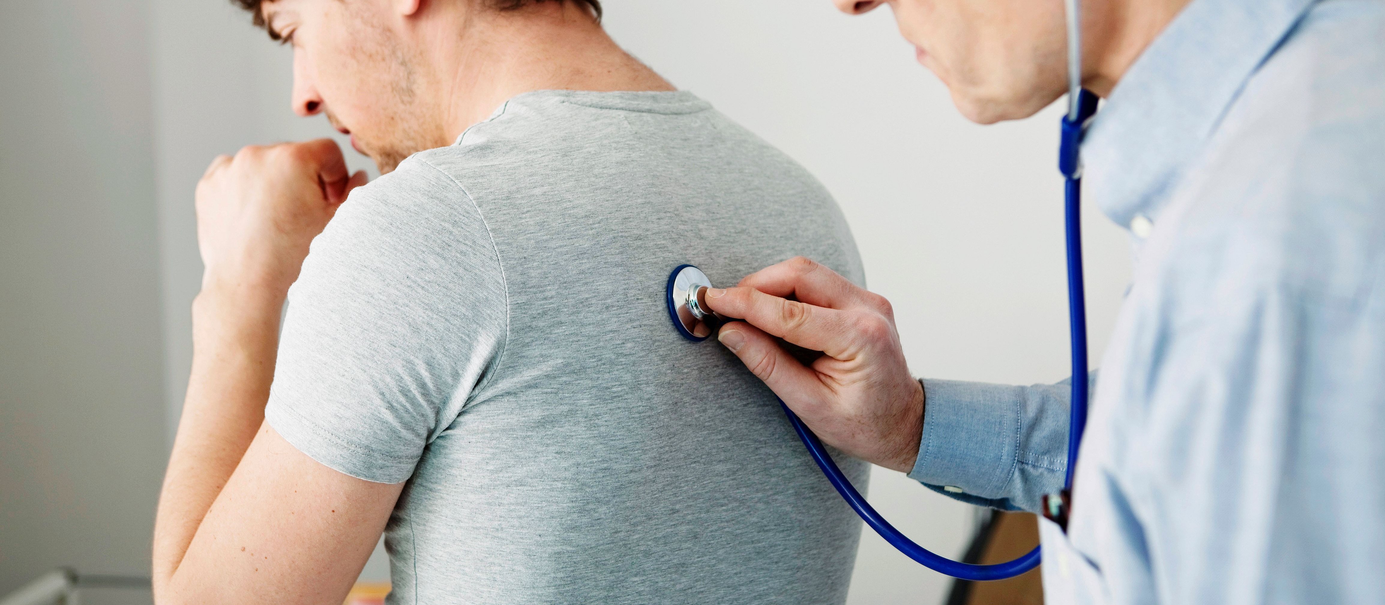 Sezon infekcyjny wystartował. Grypa budzi się powoli, COVID-19 traci na sile