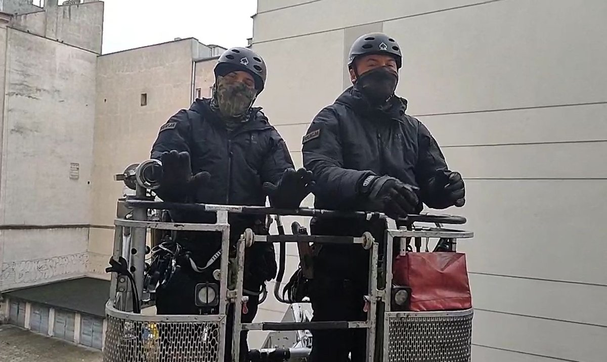 Policjanci na wysięgniku przy oknach Lotnej Brygady Opozycji. "Skala obłędu odbiera mi mowę"