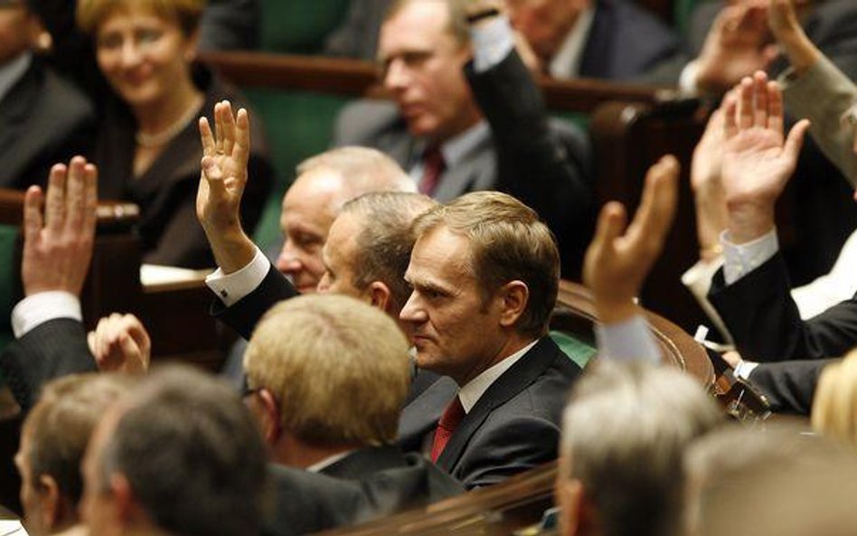 PO rośnie w siłę, PiS nadal poniżej 20 procent