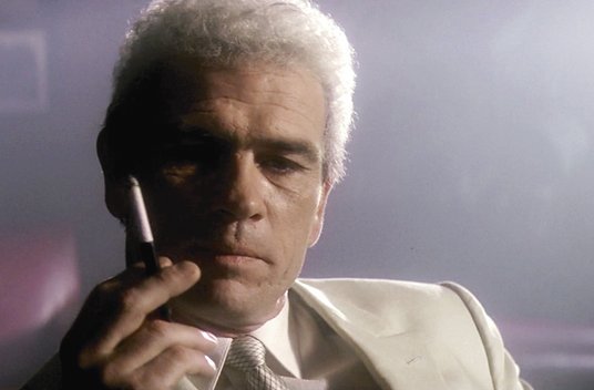 Kadr z „JFK”: popisowa rola Tommy’ego Lee Jonesa, który zagrał Claya Shawa – biznesmena podejrzewane