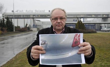 Franciszek Gierot, szef Sierpnia ’80 w tyskich zakładach Fiata, pokazuje zdjęcie porysowanej karoser