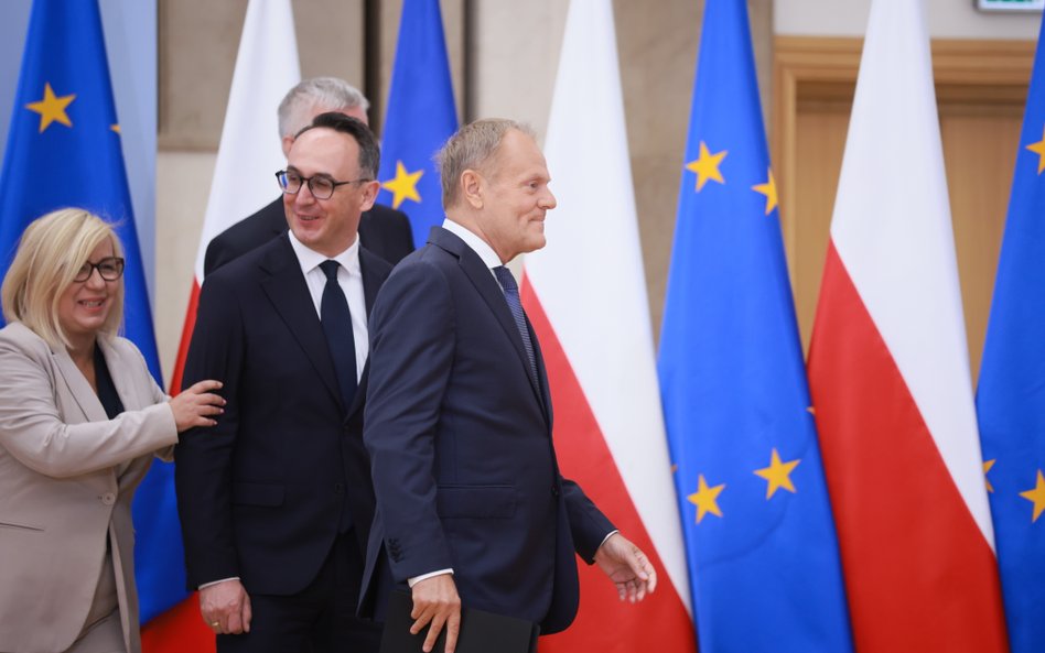 Premier Donald Tusk (P), minister klimatu i środowiska Paulina Hennig-Kloska (L) i minister infrastr