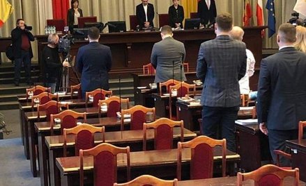 Rada Łodzi żegna Adamowicza. Puste miejsca radnych PiS