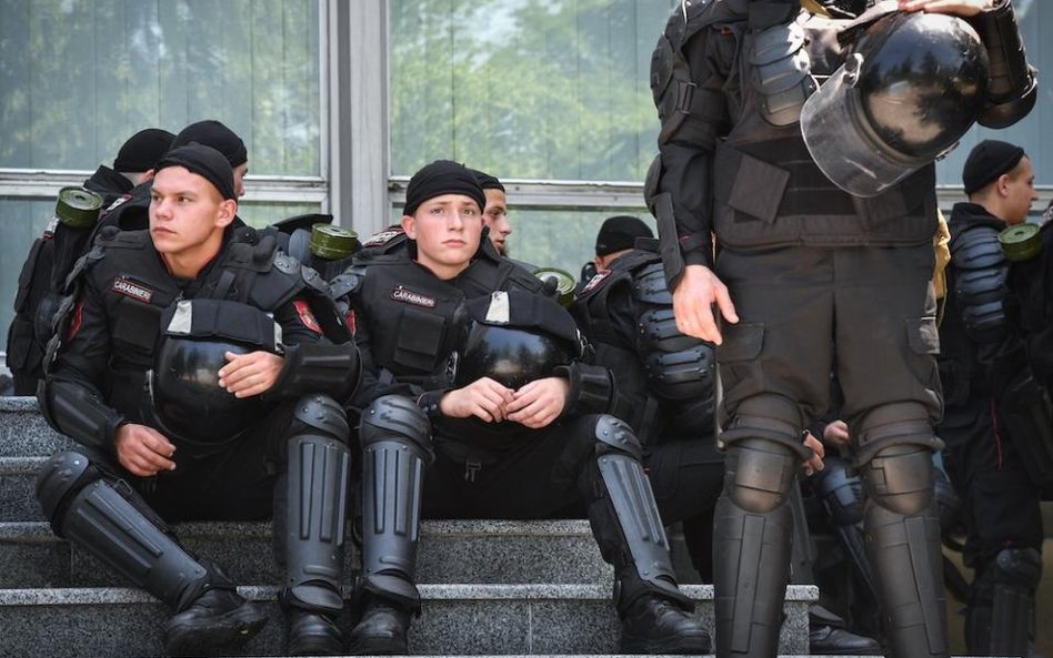 Bez prezydenta, z dwoma rządami
