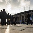 Policjanci przed Stadionem Olimpijskim w Berlinie, gdzie miejscowa Hertha grała w niedzielę z TSG 18