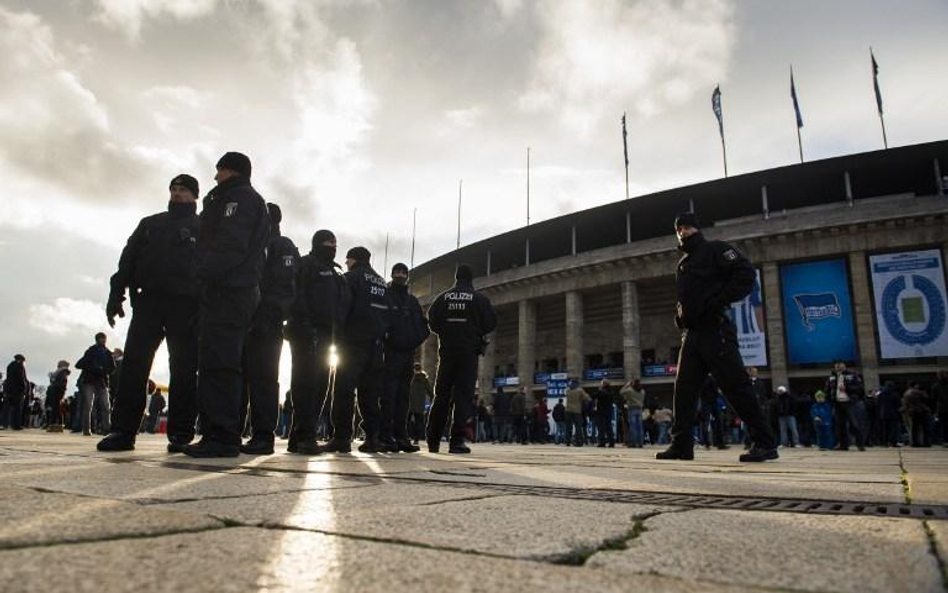 Policjanci przed Stadionem Olimpijskim w Berlinie, gdzie miejscowa Hertha grała w niedzielę z TSG 18