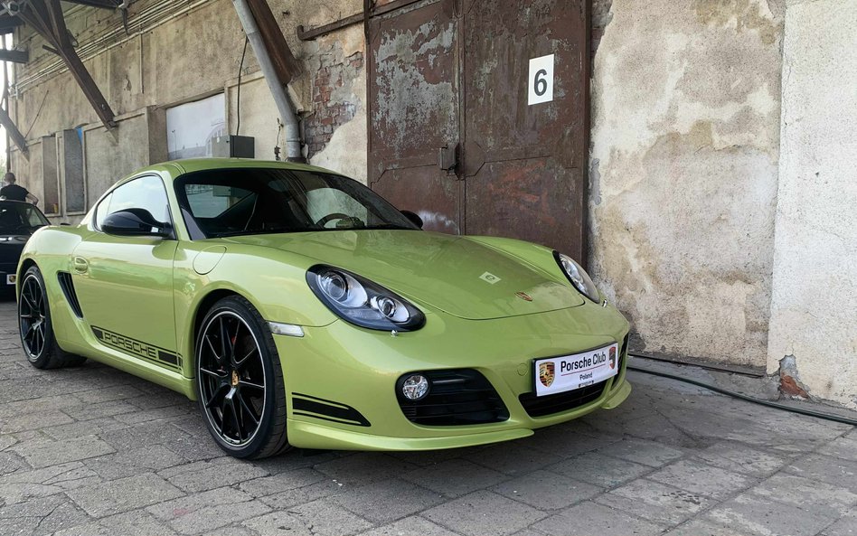 Zielone Porsche Cayman w żywym odcieniu, z logo Porsche Club Poland