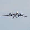 Rosyjski bombowiec strategiczny Tupolew Tu-95 z eskortą w czasie parady wojskowej w Moskwie