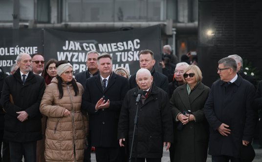 Politycy PiS podczas obchodów miesięcznicy katastrofy smoleńskiej