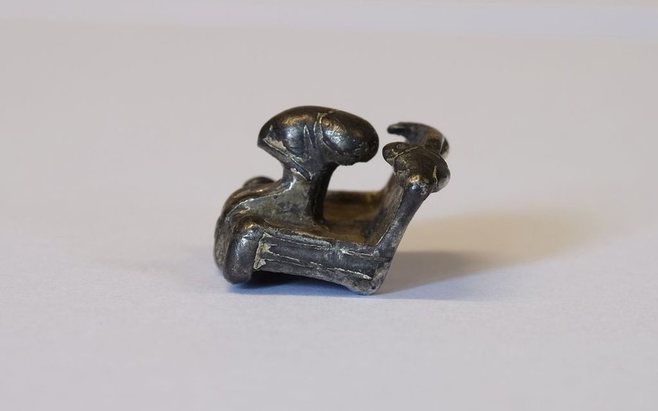 Amulet krzesełkowy znaleziony w Lolland. Wszystkie zdjęcia pochodzą z thehistoryblog.com