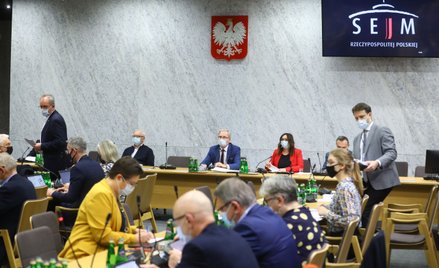 Certyfikaty covidowe i ustawa Hoca. Komisja zdrowia: Będzie wysłuchanie publiczne