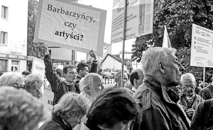 Pikieta przeciwko sztuce Rodriga Garcii pod warszawskim Teatrem Nowym