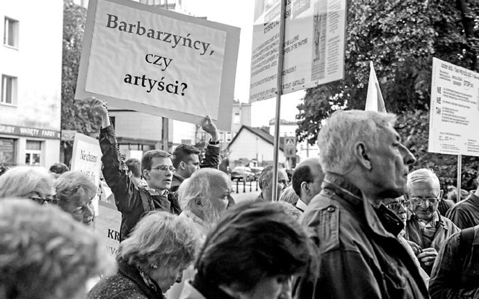 Pikieta przeciwko sztuce Rodriga Garcii pod warszawskim Teatrem Nowym