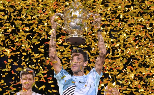 Félix Auger-Aliassime świętuje zwycięstwo nad Hubertem Hurkaczem w finale turnieju w Bazylei