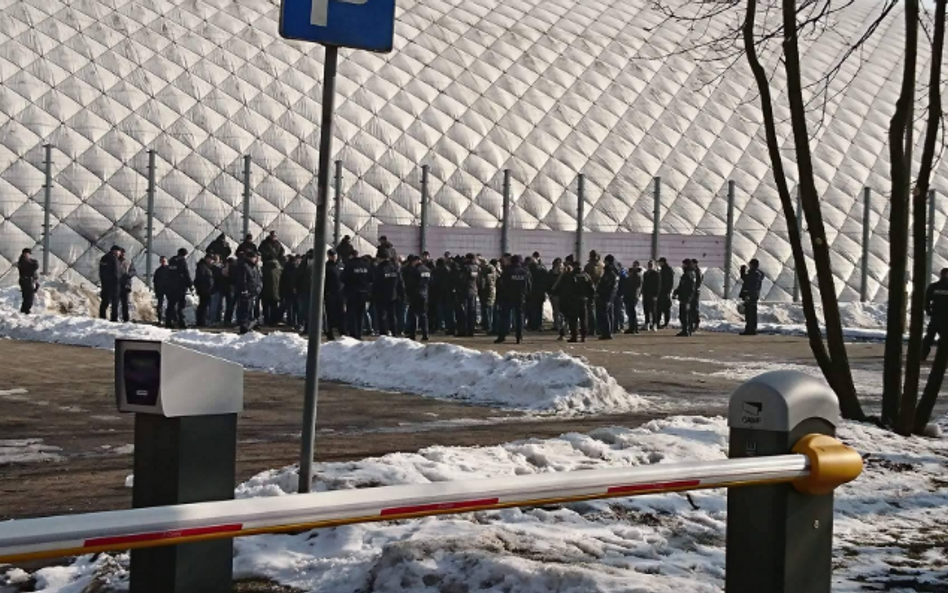 Fani Ajaxu zaatakowali bar na stadionie Legii