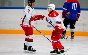 Aleksander Łukaszenko (z lewej) z Władimirem Putinem (z prawej) od dłuższego czasu prowadzą ze sobą 